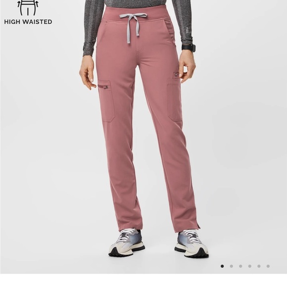 Figs scrub set in mauve. - Picture 2 of 4